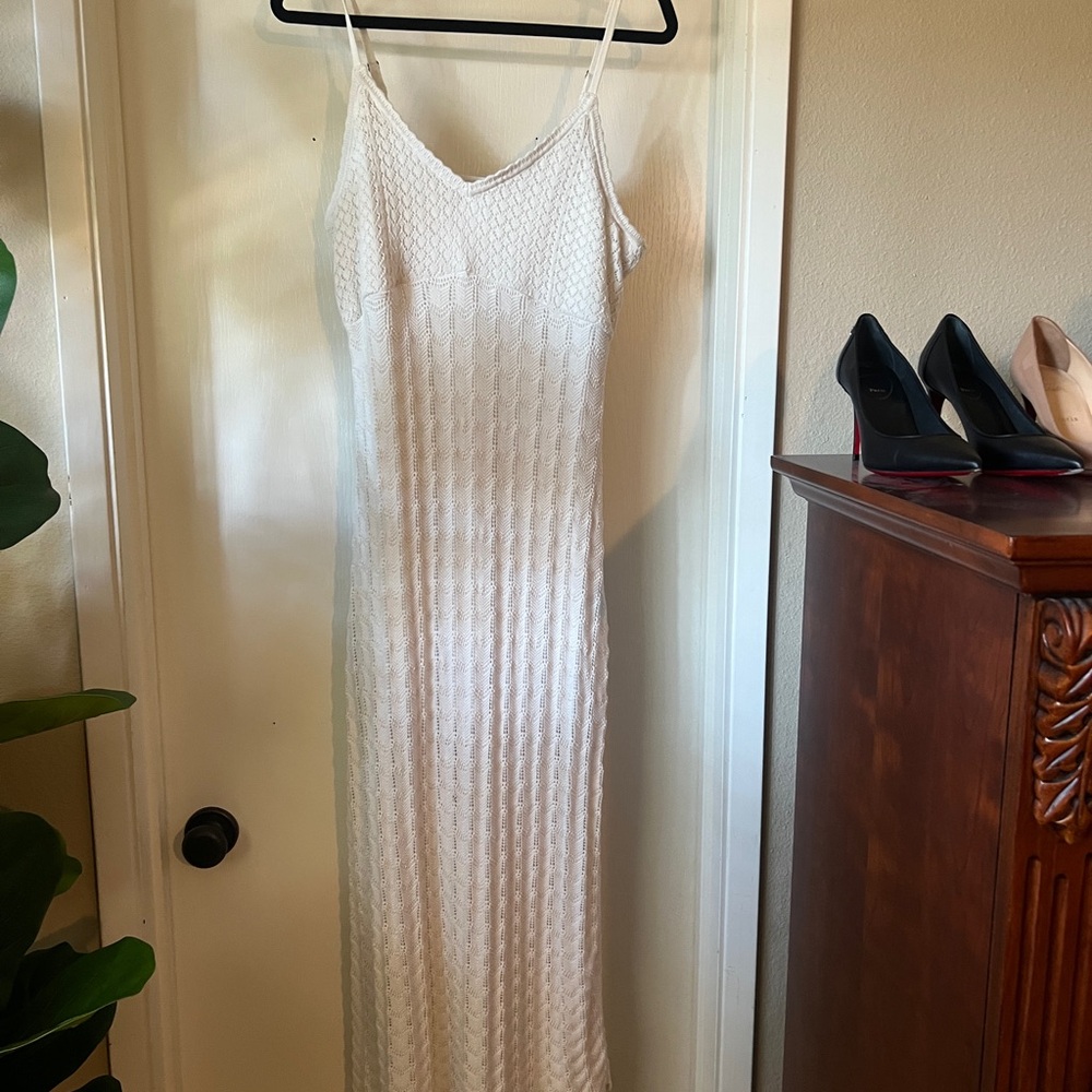 Elegant White Sleeveless Dress